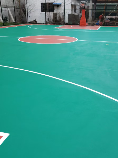 海林 球场长期使用易出现地面开裂